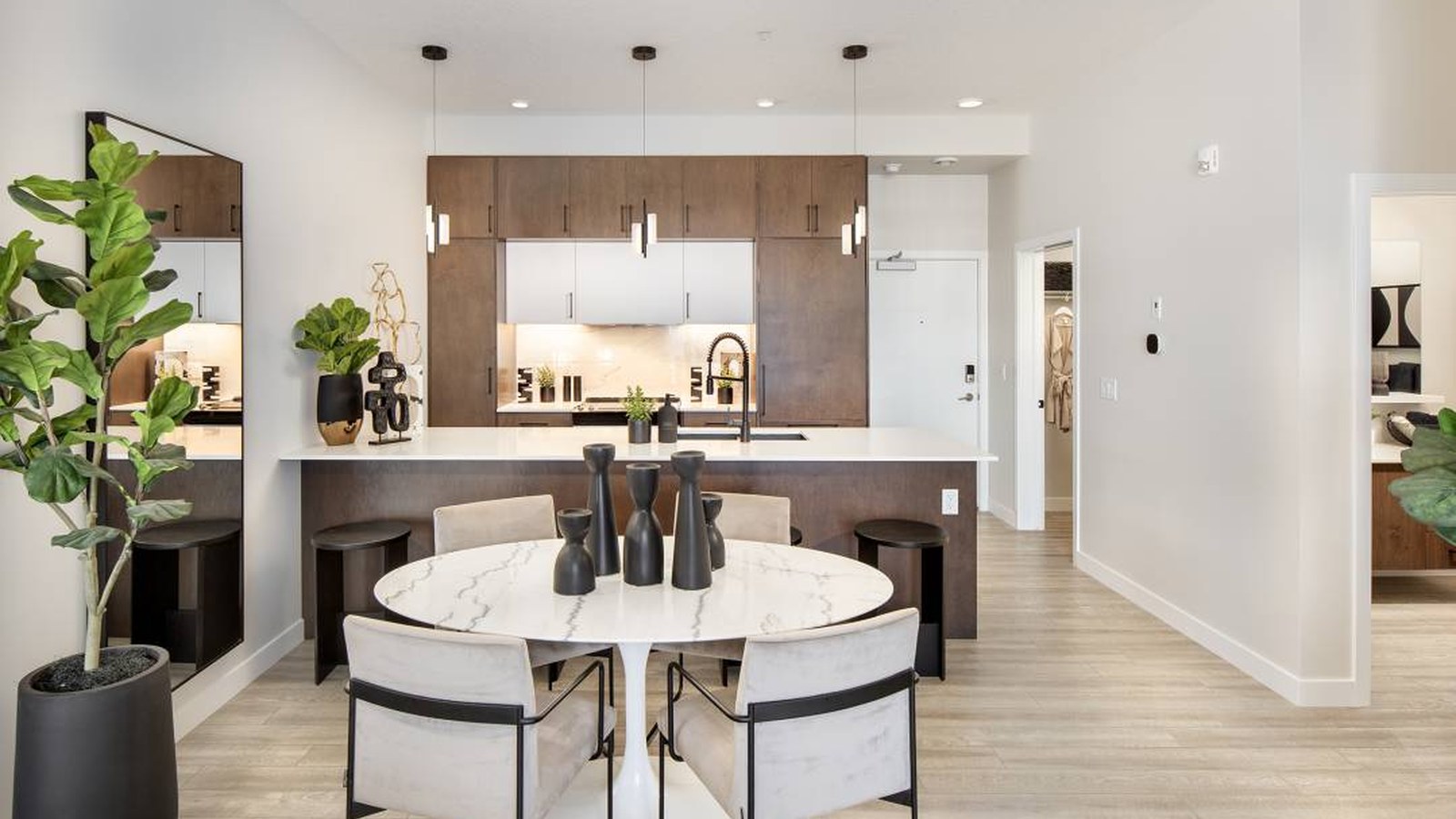 Les Jardins kitchen and dining area