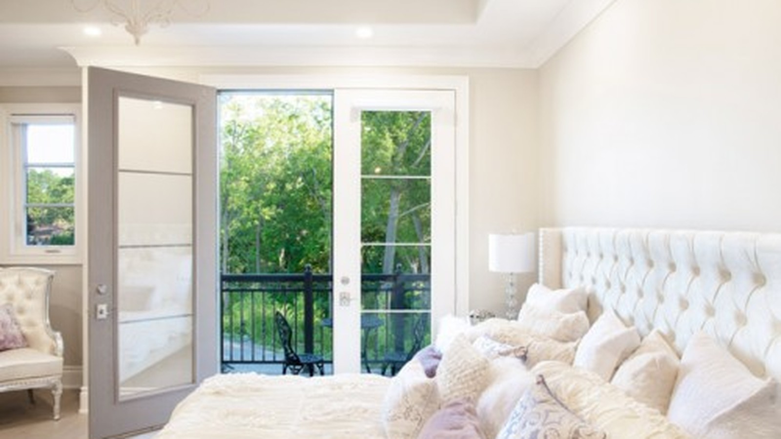 Coveteur suite bedroom
