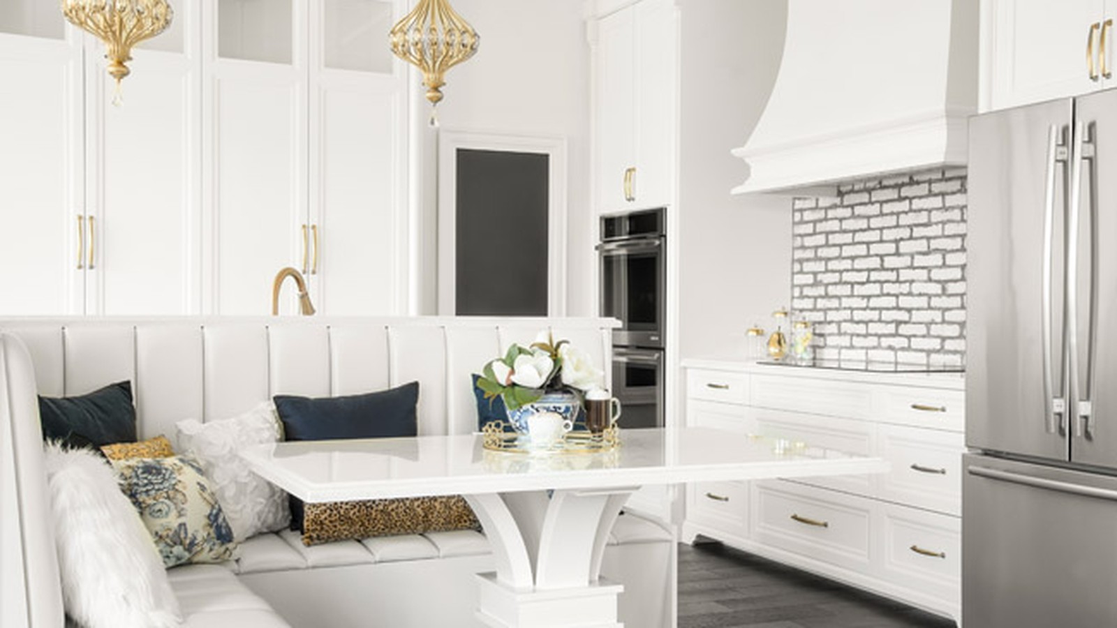 Coveteur suite living room