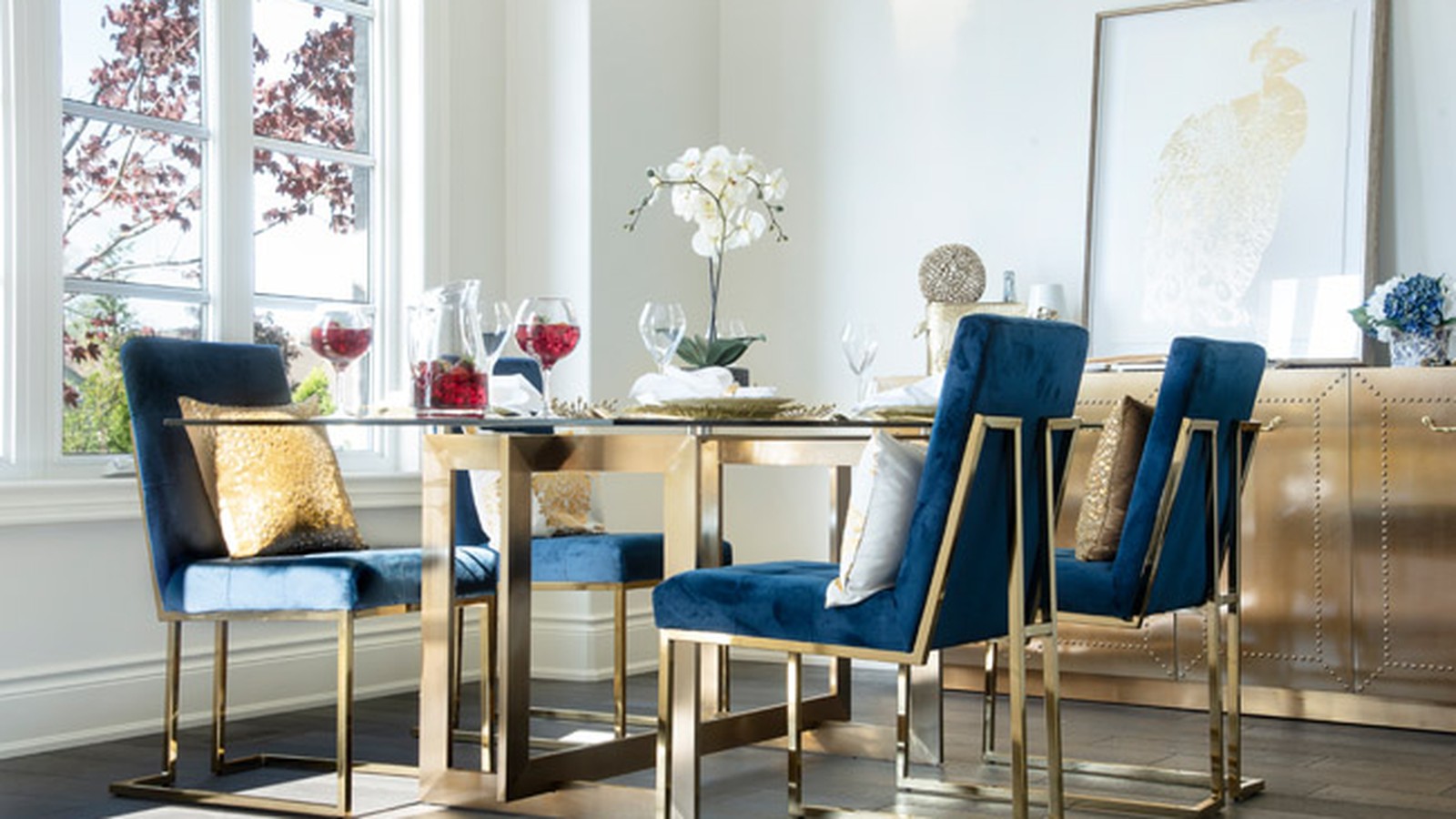 Coveteur suite dining area